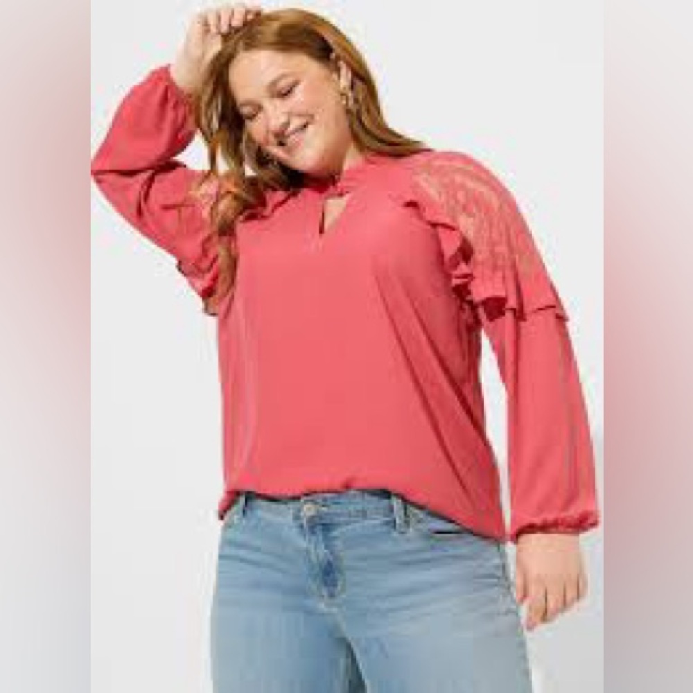 Torrid NWT Georgette Crochet Inset Top in Holly Berry. Size 1 (1X)